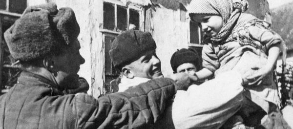 Red Army soldiers and residents of village they liberated during the 1941-1945 Great Patriotic War - Sputnik International