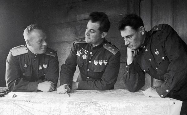 Lieutenant General Ivan Chernyakhovsky (centre) with commissioned officers at the 60th army staff office - Sputnik International
