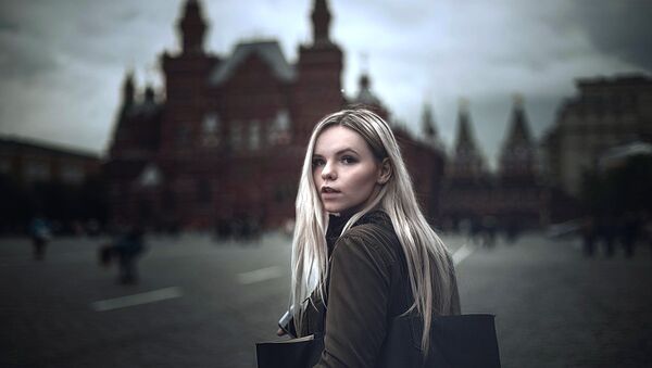A young woman walking on the Red Square in Moscow - Sputnik International