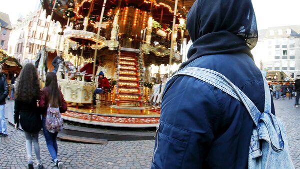 A Muslim woman walks over the Christmas market in Frankfurt, Germany - Sputnik International