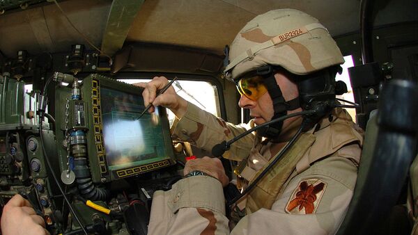 A U.S. soldier preparing his Blue Force Tracker before departing Camp Victory, Iraq in 2005 - Sputnik International