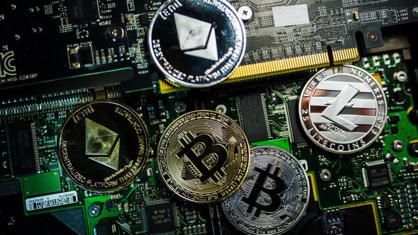 Souvenir coins with the cryptocurrency logos of Bitcoin, Litecoin and Ethereum - Sputnik International
