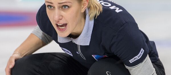Игрок женской сборной команды Россия-2 Виктория Моисеева в матче Суперкубка России по керлингу на арене Ледяной куб в Сочи Игрок женской сборной команды Россия-2 Виктория Моисеева в матче Суперкубка России по керлингу на арене Ледяной куб в Сочи - Sputnik International