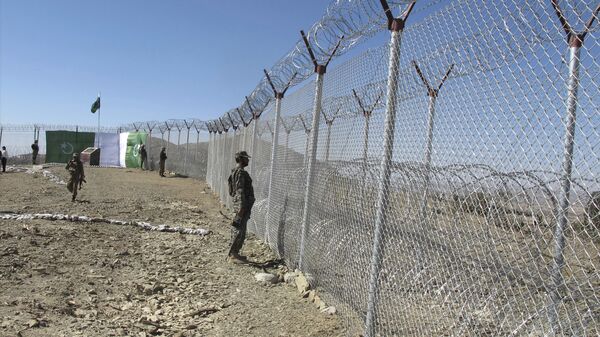 Pakistani soldiers stand guard at newly erected fence between Pakistan and Afghanistan at Angore Adda, Pakistan, Wednesday, Oct. 18, 2017 - Sputnik International