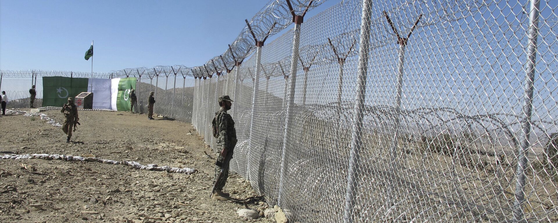 Pakistani soldiers stand guard at newly erected fence between Pakistan and Afghanistan at Angore Adda, Pakistan, Wednesday, Oct. 18, 2017 - Sputnik International, 1920, 16.01.2020