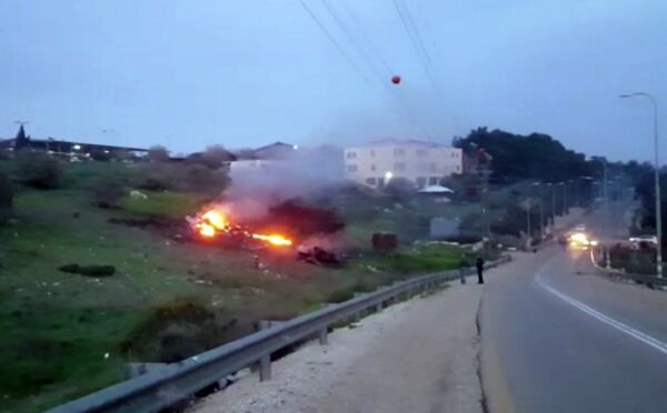 In this image made from video provided by Yehunda Pinto, the wreckage of a jet is seen on fire near Harduf, northern Israel, Saturday, Feb. 10, 2018 In this image made from video provided by Yehunda Pinto, the wreckage of a jet is seen on fire near Harduf, northern Israel, Saturday, Feb. 10, 2018 - Sputnik International
