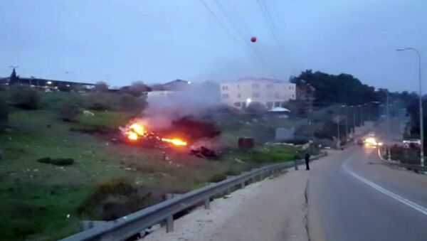 In this image made from video provided by Yehunda Pinto, the wreckage of a jet is seen on fire near Harduf, northern Israel, Saturday, Feb. 10, 2018 - Sputnik International