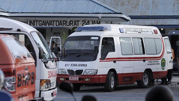 Ambulances carrying the survivors of an army helicopter that crashed during a mission to build a border post on Borneo island are parked at a military hospital in Tarakan, Indonesia, Saturday, Nov. 9, 2013. - Sputnik International