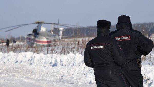 Police officers in the Ramensky District of the Moscow Region, where the An-148 passenger plane of the Saratov Airlines Flight 703 traveling from Moscow to Orsk crashed on February 11, 2018 - Sputnik International