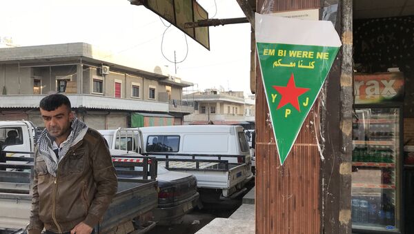 Flag of the Kurdish YPJ self-defense forces on the central street of the Syrian city of Afrin. - Sputnik International