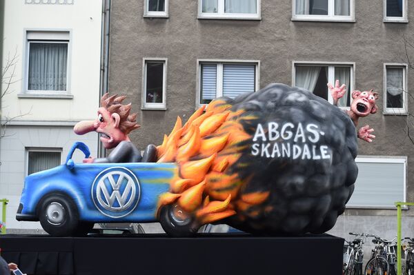 A carnival float, depicting a man driving a Wolkswagen car in flame, is pictured during a carnival parade on Rose Monday on February 12, 2018 in Duesseldorf, western Germany. The writing reads exhaust gas (R).  - Sputnik International