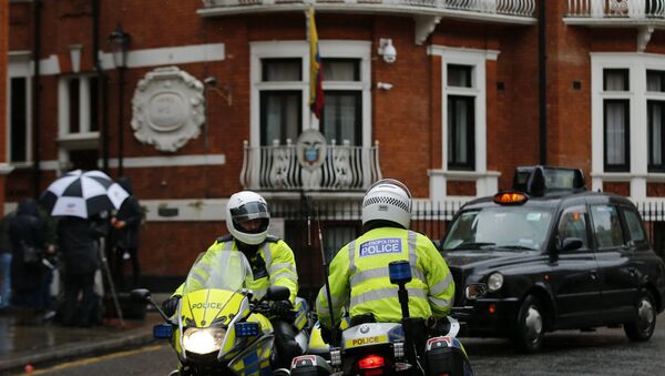 Police motorcyclists briefly stop outside the Ecuadorian embassy in London - Sputnik International