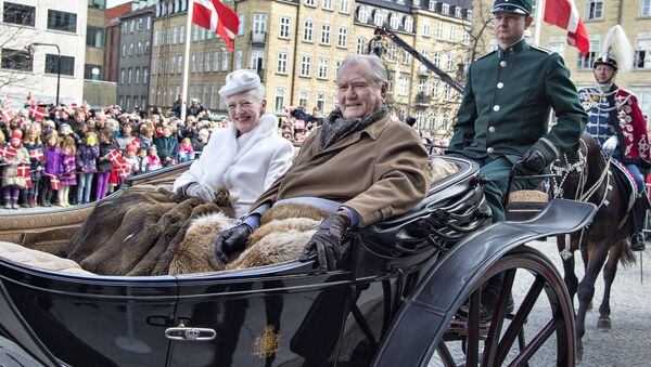 Danish Queen Margrethe and Prince Consort Henrik drives in a carriage through Aarhus on April 8, 2015 - Sputnik International