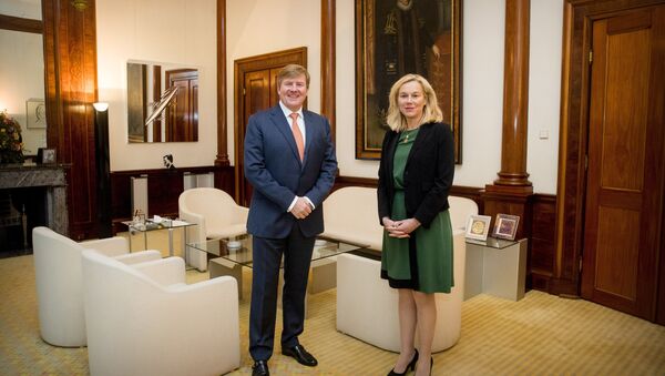 King Willem-Alexander of The Netherlands (L) poses with Dutch Minister of Foreign Trade and Development Cooperation Sigrid Kaag at the Royal Palace Noordeinde in The Hague on January 30, 2018 - Sputnik International