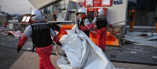 Volunteers during evacuation from the press center in the Gangneung Olympic Park due to strong winds Volunteers during evacuation from the press center in the Gangneung Olympic Park due to strong winds - Sputnik International