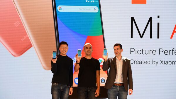 (L-R) Donovan Sung, director of product management and marketing at Xiaomi Global, Manu Jain, managing director of Xiaomi India, and global director of Android Partner Programs Jon Gold hold the newly launched Xiaomi Mi A1 smartphone at a function in New Delhi on September 5, 2017 - Sputnik International