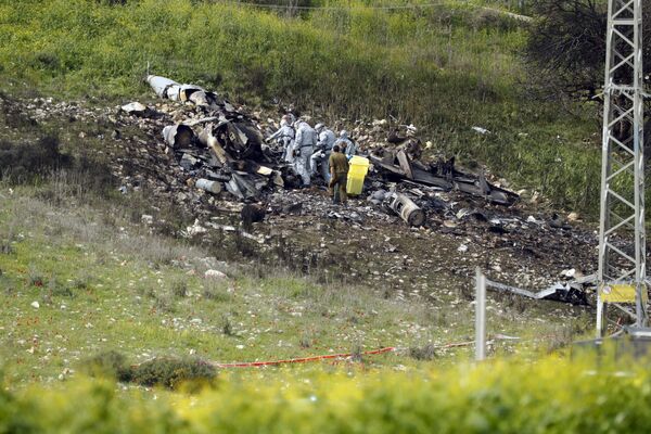 A picture taken in the northern Israeli Kibbutz of Harduf on February 10, 2018, shows the remains of an Israel F-16 that crashed after coming under fire by Syrian air defences during attacks against Iranian targets in the war-torn country A picture taken in the northern Israeli Kibbutz of Harduf on February 10, 2018, shows the remains of an Israel F-16 that crashed after coming under fire by Syrian air defences during attacks against Iranian targets in the war-torn country - Sputnik International