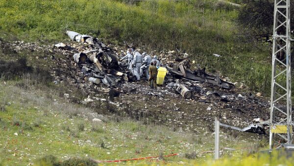 A picture taken in the northern Israeli Kibbutz of Harduf on February 10, 2018, shows the remains of an Israel F-16 that crashed after coming under fire by Syrian air defences during attacks against Iranian targets in the war-torn country - Sputnik International