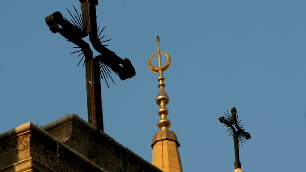 A minaret of the Mohammed al-Amin Mosque and two crosses on top of the Maronite St George Cathedral are seen in downtown Beirut, Lebanon. (File) - Sputnik International