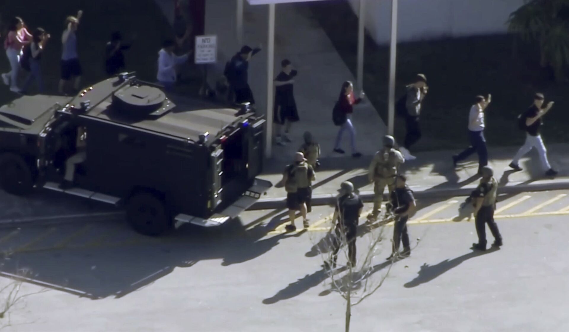 In this frame grab from video provided by WPLG-TV, students from the Marjory Stoneman Douglas High School in Parkland, Fla., evacuate the school following a shooting, Wednesday, Feb. 14, 2018.  - Sputnik International, 1920, 13.09.2021