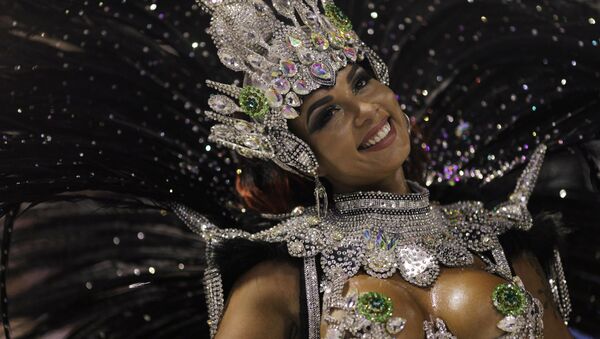 Drum queen Milena Nogueira from Imperio Serrano samba school performs during the first night of the Carnival parade at the Sambadrome in Rio de Janeiro, Brazil February 11, 2018 - Sputnik International