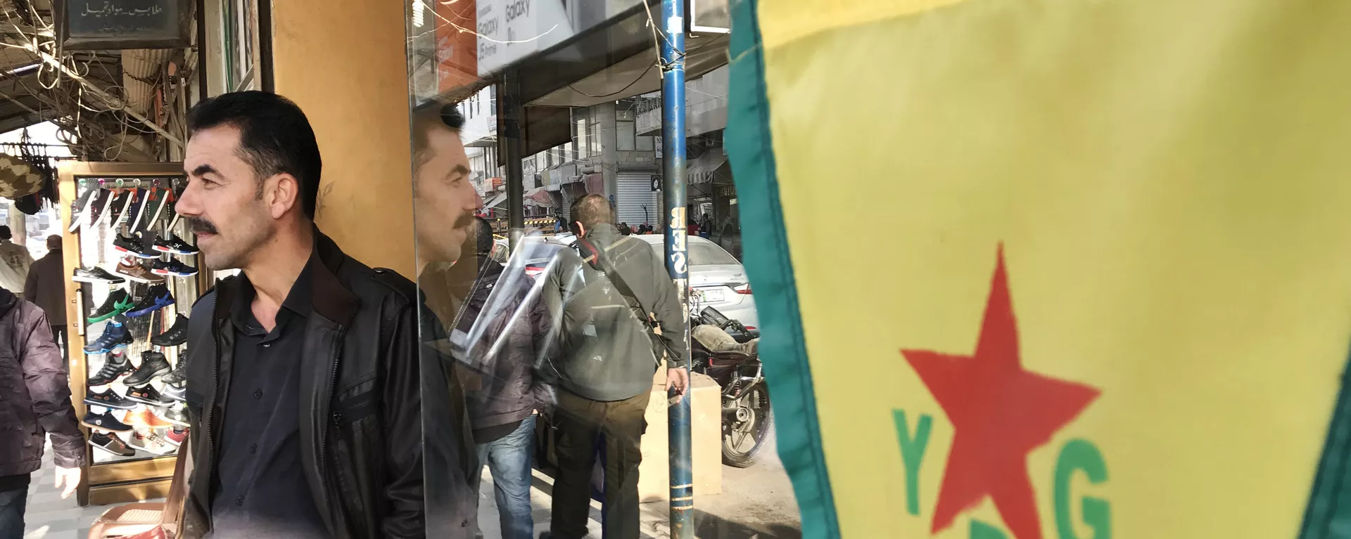 Flag of the Kurdish YPG self-defense forces on the central street of the city of Afrin, Syria - Sputnik International, 1920, 20.12.2024