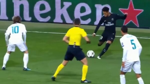Neymar Hits Ball To Referee - Sputnik International
