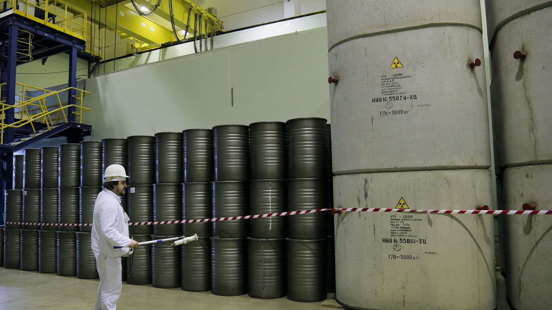 In this photo taken Wednesday, March 23, 2016, a worker checks the radiation level on barrels in a storage of nuclear waste taken from the 4th unit destroyed by explosion at the Chernobyl nuclear power plant, Chernobyl, Ukraine - Sputnik International, 1920, 06.03.2022