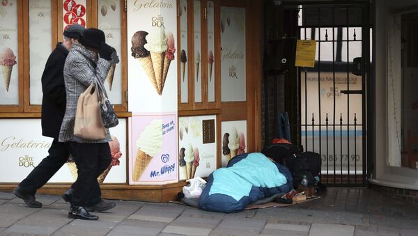 A homeless person sleeps rough near Windsor Castle in Windsor, England - Sputnik International