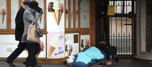 A homeless person sleeps rough near Windsor Castle in Windsor, England - Sputnik International