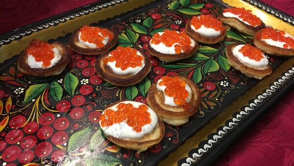 Mini pancakes served with red caviar - Sputnik International