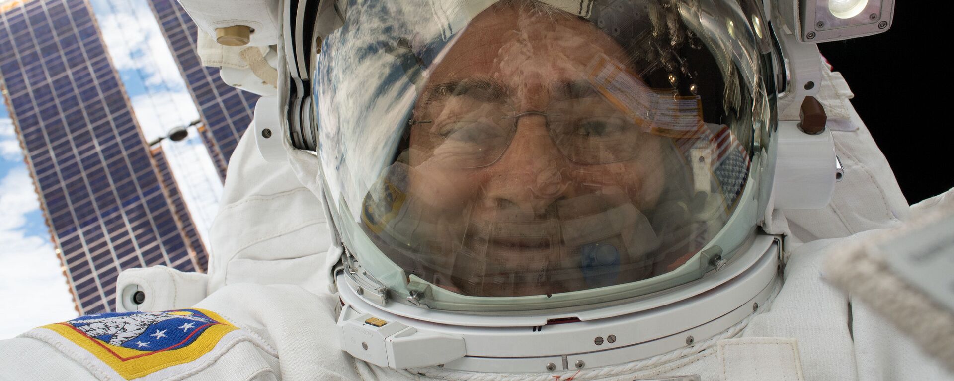 NASA astronaut Mark Vande Hei takes a space selfie during a spacewalk that took place on Jan. 23, 2018. - Sputnik International, 1920, 14.03.2022