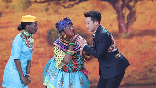 Chinese actor Lou Naiming (C) performs a skit on a Lunar New Year gala in Beijing, China, February 15, 2018 - Sputnik International