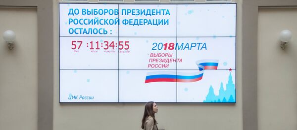 A screen with a countdown clock for the 2018 Russian presidential election on the building of the Central Electoral Commission in Moscow - Sputnik International