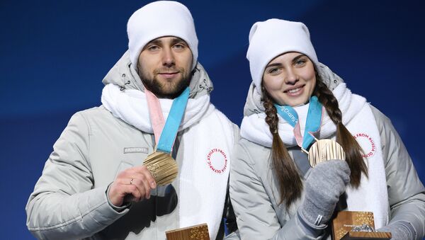 Anastasia Bryzgalova and Alexander Krushelnitsky (Russia), winners of the bronze medals in the mixed doubles in the curling tournament at the XXIII Olympic Winter Games, during the award ceremony - Sputnik International