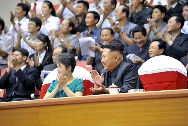North Korean leader Kim Jong-Un (R) and his wife Ri Sol Ju (L) watching a weight lifting meet in Pyongyang. (File) - Sputnik International