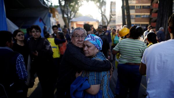 La gente sale a las calles tras el terremoto en México - Sputnik International