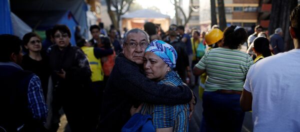 La gente sale a las calles tras el terremoto en México La gente sale a las calles tras el terremoto en México - Sputnik International