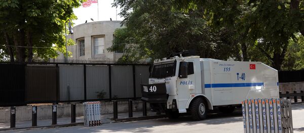 A Turkish riot police van is stationed outside the US Embassy as supporters of President Recep Tayyip Erdogan were expected to come to protest, in Ankara, Turkey, Monday, July 18, 2016 - Sputnik International