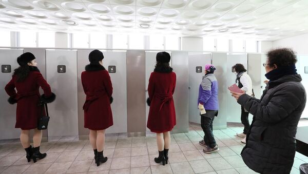 Members of North Korean cheering squad wait to use a toilet at a ladies' room at an expressway service area in Gapyeong, South Korea, February 7, 2018 - Sputnik International