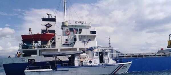 Coast guard ship guards the MV Kudos 1 after pirates attempted to board - Sputnik International