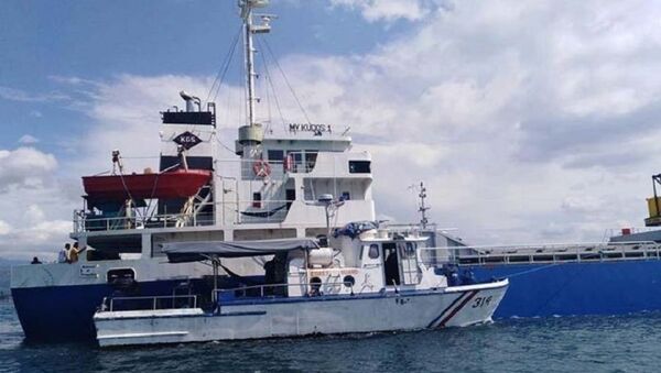 Coast guard ship guards the MV Kudos 1 after pirates attempted to board - Sputnik International