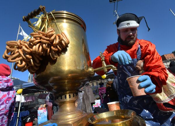 The participant of a festive fair of Wide Maslenitsa on the central square of Vladivostok The participant of a festive fair of Wide Maslenitsa on the central square of Vladivostok - Sputnik International