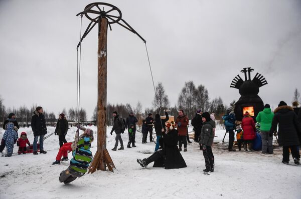 Visitors attend the celebration of Maslenitsa (the Pancake Day) in Nikola-Lenivets art park, Kaluga Region Visitors attend the celebration of Maslenitsa (the Pancake Day) in Nikola-Lenivets art park, Kaluga Region - Sputnik International