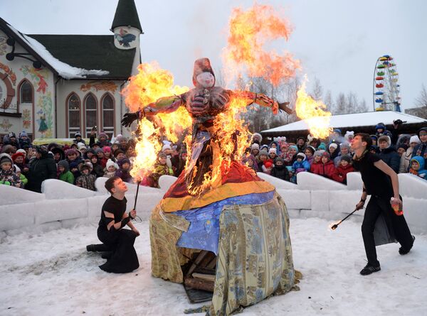 Participants of the fire show during the festive event marking the Wide Maslenitsa Farewell in the Taganskaya Sloboda Park in Yekaterinburg Participants of the fire show during the festive event marking the Wide Maslenitsa Farewell in the Taganskaya Sloboda Park in Yekaterinburg - Sputnik International