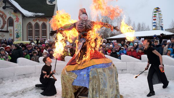 Participants of the fire show during the festive event marking the Wide Maslenitsa Farewell in the Taganskaya Sloboda Park in Yekaterinburg - Sputnik International