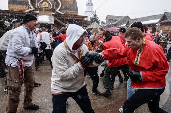 Participants in a wall-to-wall fist-fighting during Maslenitsa celebrations in the Kremlin in Izmailovo Russian culture center, Moscow Participants in a wall-to-wall fist-fighting during Maslenitsa celebrations in the Kremlin in Izmailovo Russian culture center, Moscow - Sputnik International