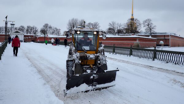 Snow clearing machines at Ioannovsky Bridge, which connects the Peter and Paul Fortress with Petrogradsky Island in St. Petersburg - Sputnik International