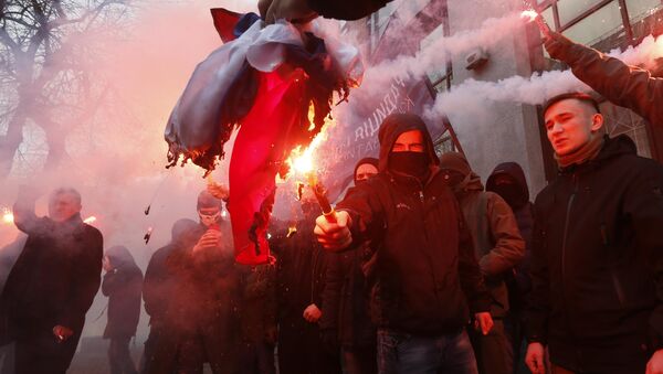 Activists and supporters of Ukrainian nationalist parties and movements burn the Russian state flag, which was seized from the office of the Russian Centre of Science and Culture, during a protest in Kiev, Ukraine February 17, 2018 - Sputnik International