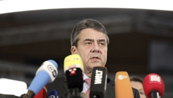 German foreign minister Sigmar Gabriel, delivers a statement about the release of 'Die Welt' journalist Deniz Yucel from prison, in Berlin, Germany, Friday, Feb. 16, 2018. The German reporter detained in Turkey for more than a year was released from jail pending trial, even as six other journalists and newspaper employees were sentenced to life imprisonment by a Turkish court Friday. (Kay Nietfeld/dpa via AP) - Sputnik International